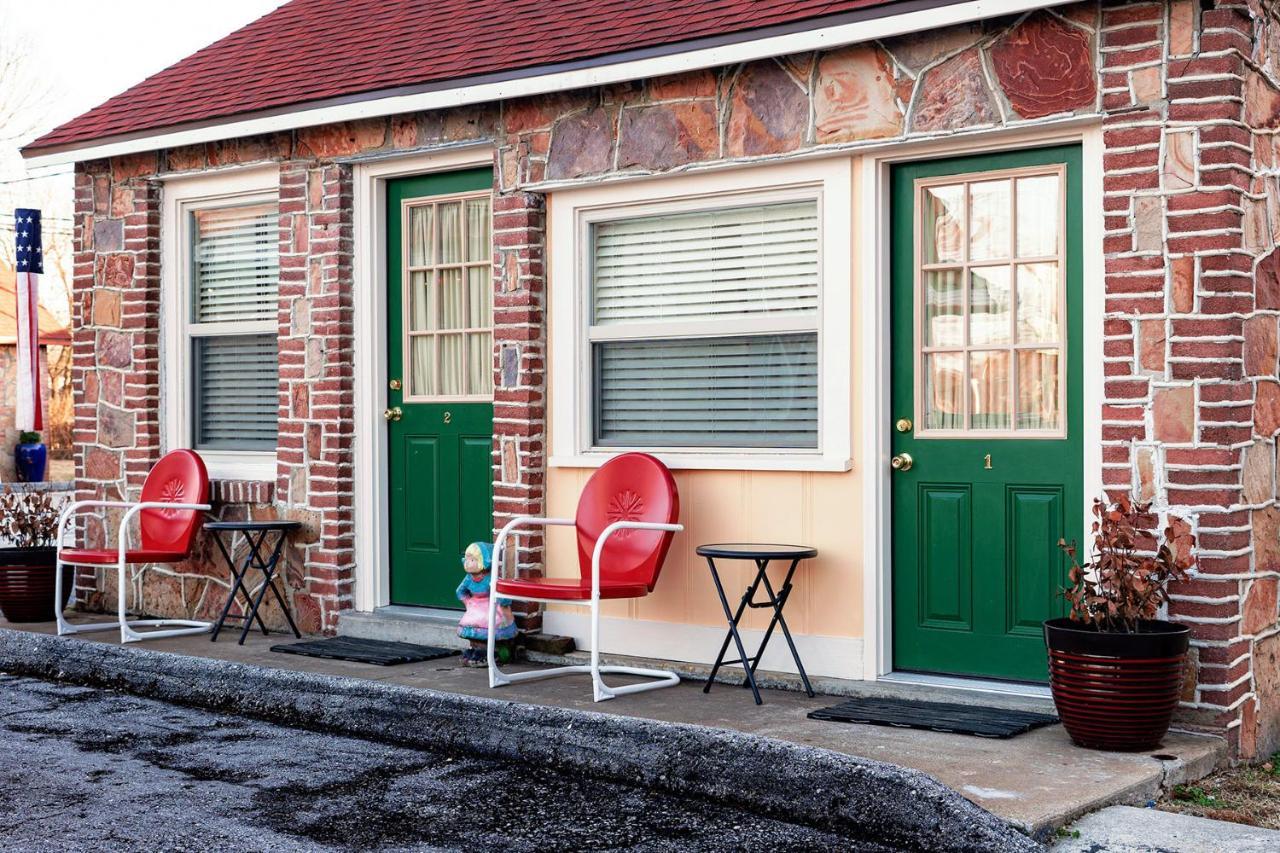 Rockwood Motor Court Motel *