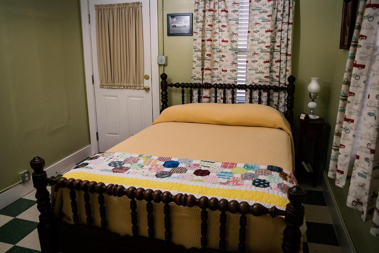 Motel Rockwood Motor Court *