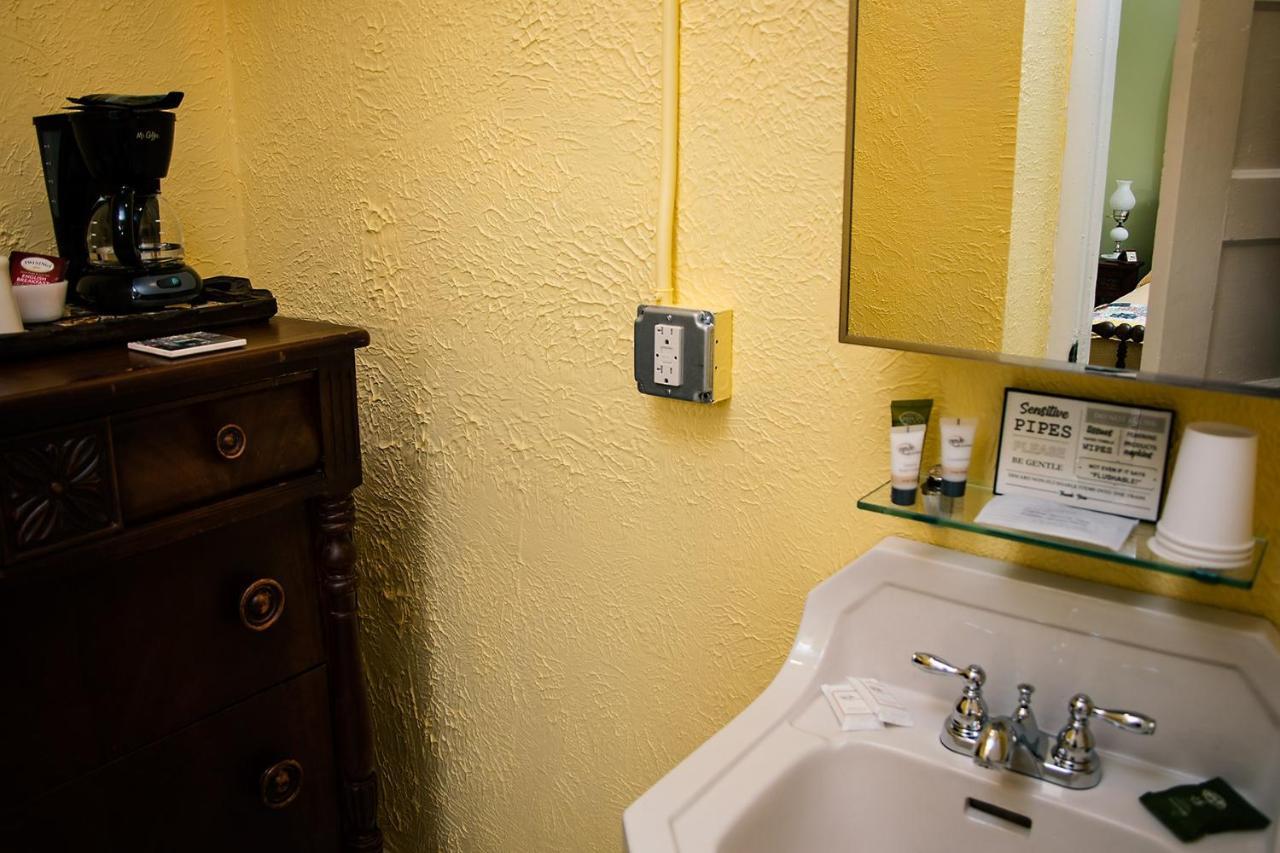 Rockwood Motor Court Motel *